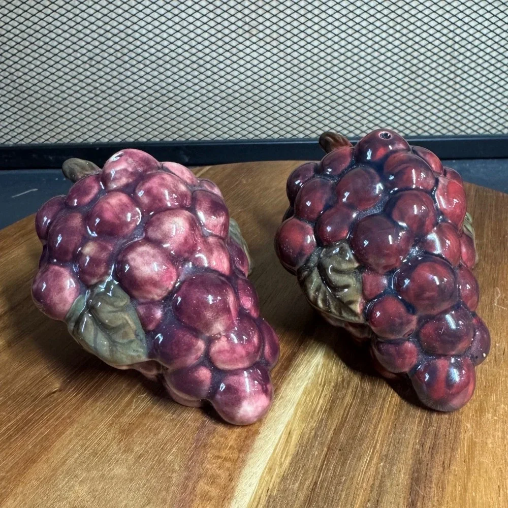 Vintage Ceramic Purple Grape Cluster Salt and Pepper Shaker Set Vineyard Decor